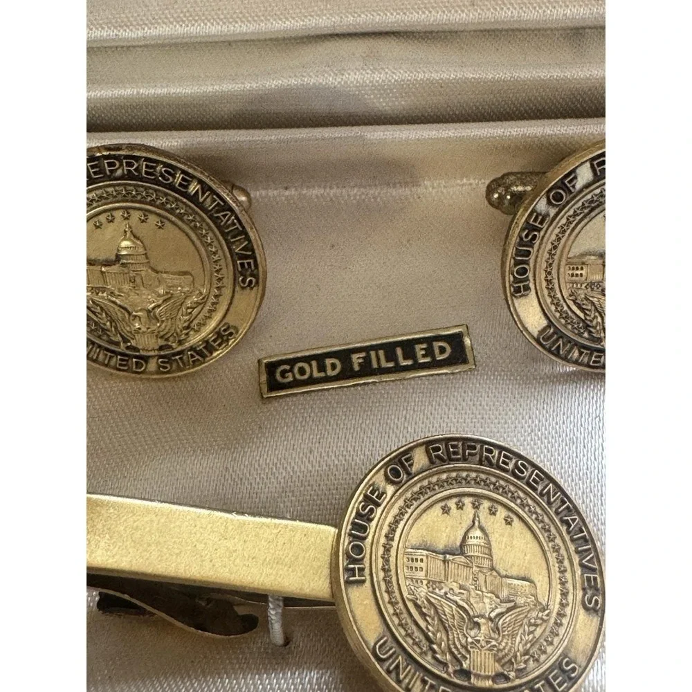 VINTAGE BOXED GOLD TONE HOUSE OF REPRESENTATIVES 3 PC CUFFLINK SET BY ARTCRAFT